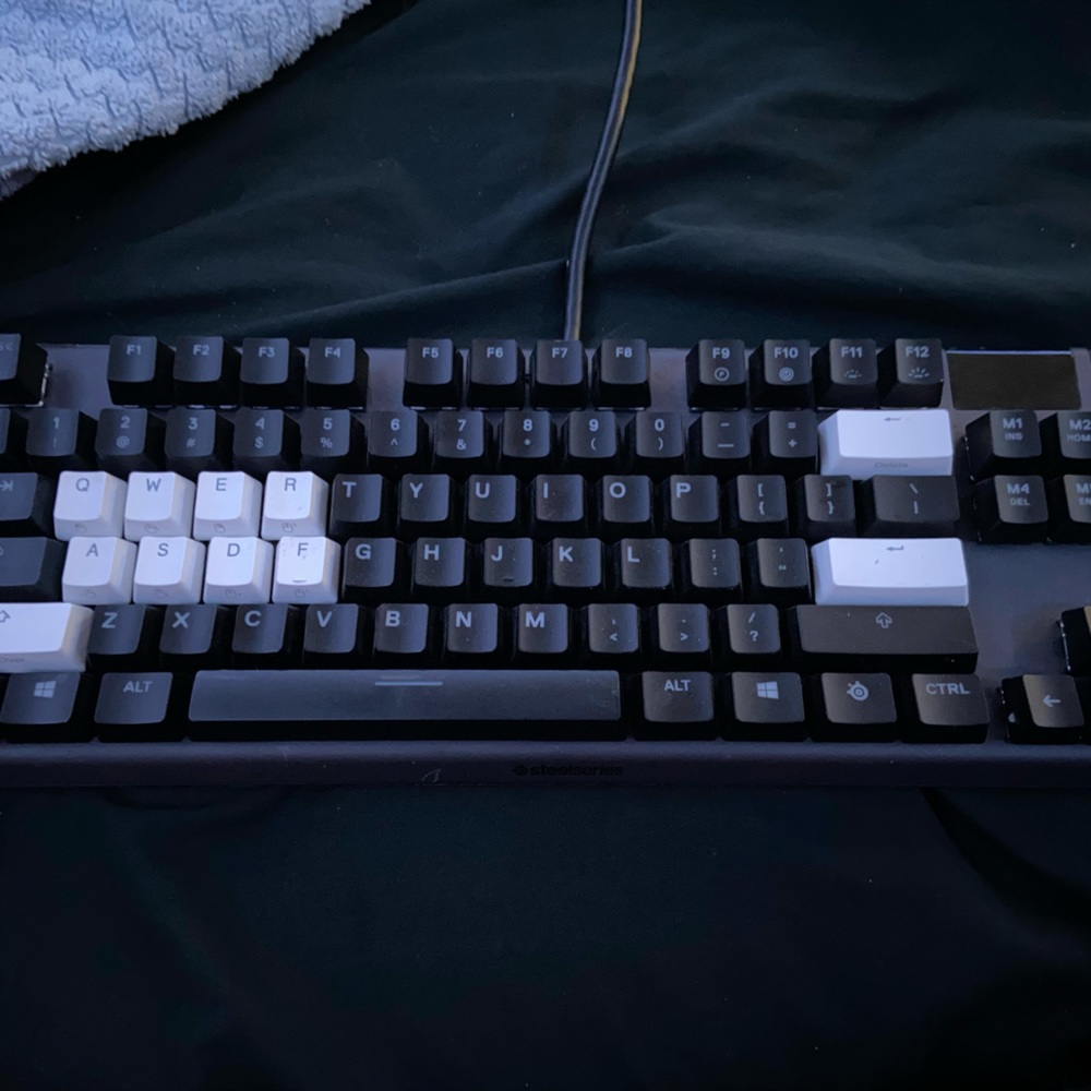 Steelseries Apex 7 tkl gaming keyboard. Red key switches.
